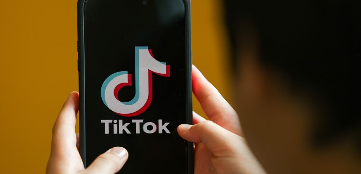 Procon-SP notifica TikTok por suspeita de conteúdo fraudulento que promete alto pagamento por visualização
