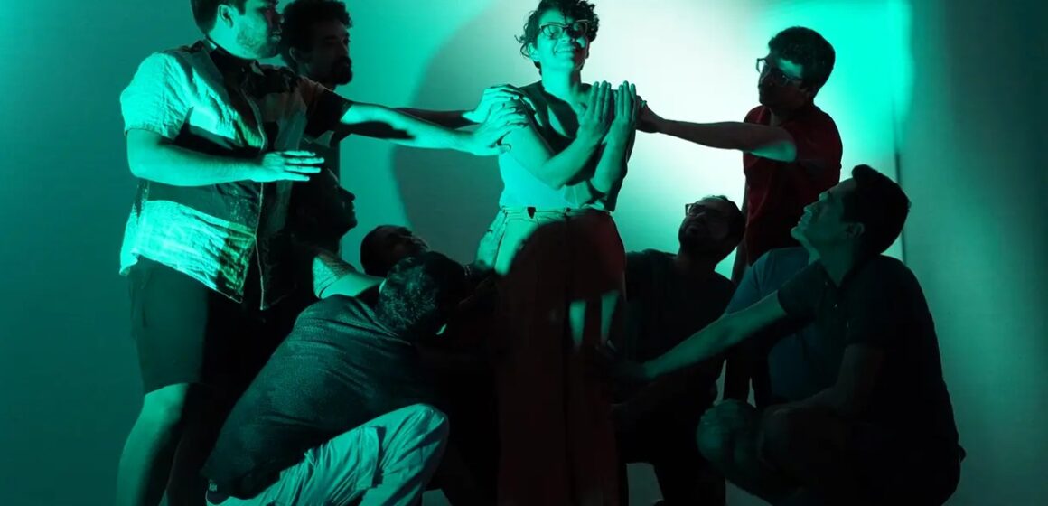 20260205082817-GC00074417-F00287233 Apresentação artística no CIIR promove arte inclusiva com Libras integrada à cena