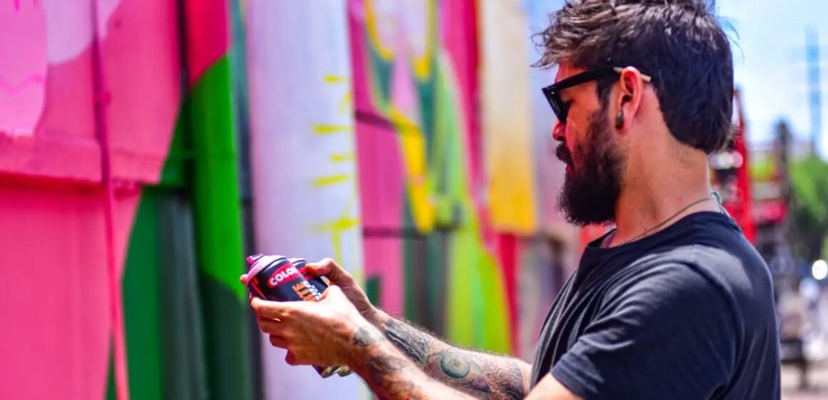 20260223194101-GC00074879-F00290285 Artista paraense inicia pintura de painel com realidade aumentada na fachada do Museu das Amazônias, em Belém