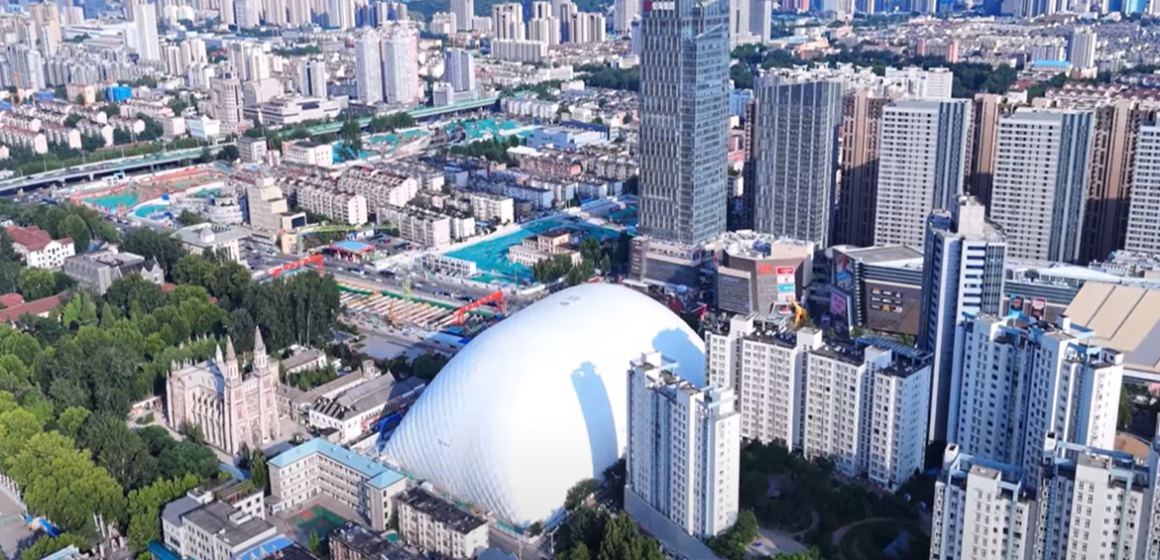 China inova ao cobrir canteiro de obras com bolha gigante para reduzir impacto ambiental na vizinhança