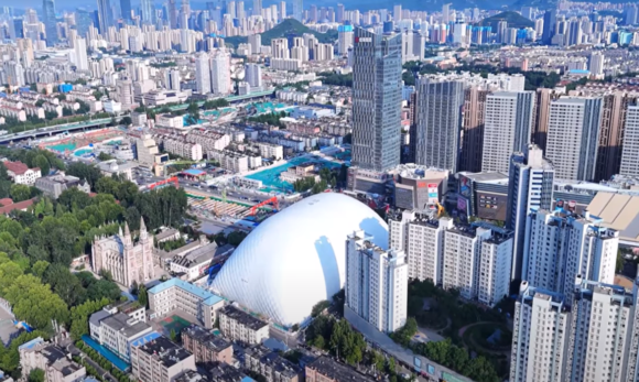 China inova ao cobrir canteiro de obras com bolha gigante para reduzir impacto ambiental na vizinhança
