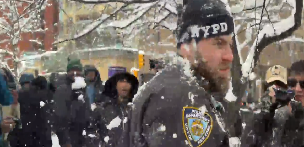 Captura de tela 2026-02-24 130338 Policiais de Nova York são atacados com bolas de neve durante confusão em parque de Manhattan