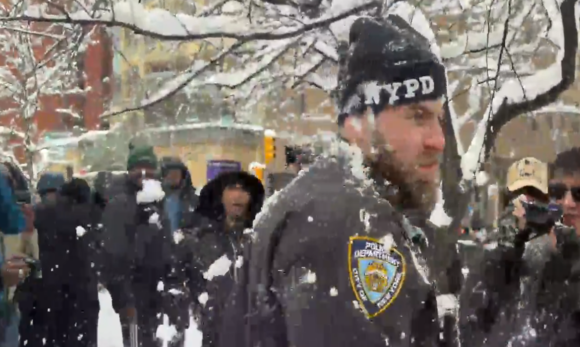 Policiais de Nova York são atacados com bolas de neve durante confusão em parque de Manhattan