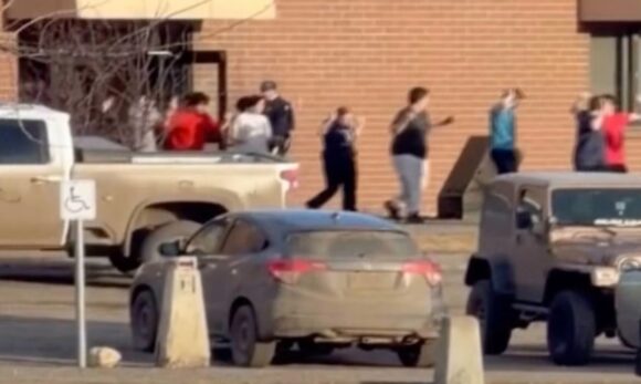 Professor brasileiro protege 15 alunos durante tiroteio em escola no Canadá