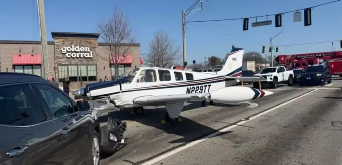Avião monomotor faz pouso de emergência em estrada movimentada nos EUA e atinge três carros