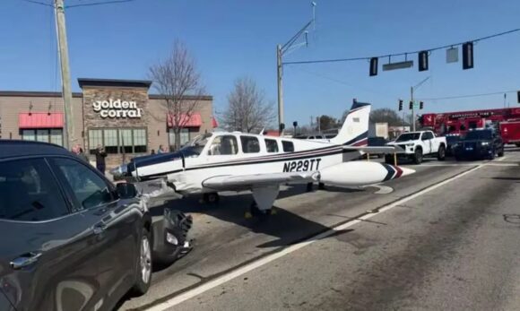 Avião monomotor faz pouso de emergência em estrada movimentada nos EUA e atinge três carros