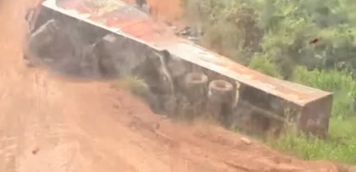 Carreta que transportava equipamento de som tomba na PA após festival em Souzel