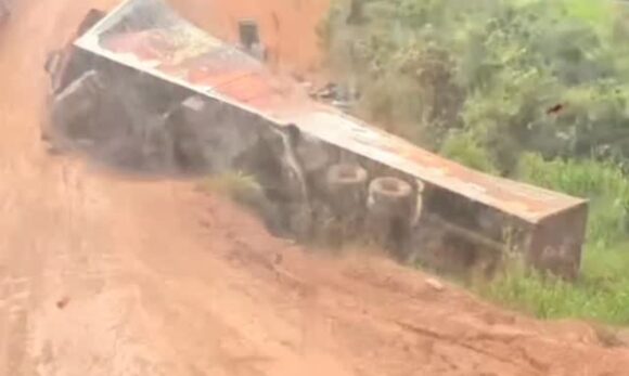 SaveClip.App_625315219_2378938249216423_6977942659488281251_n Carreta que transportava equipamento de som tomba na PA após festival em Souzel