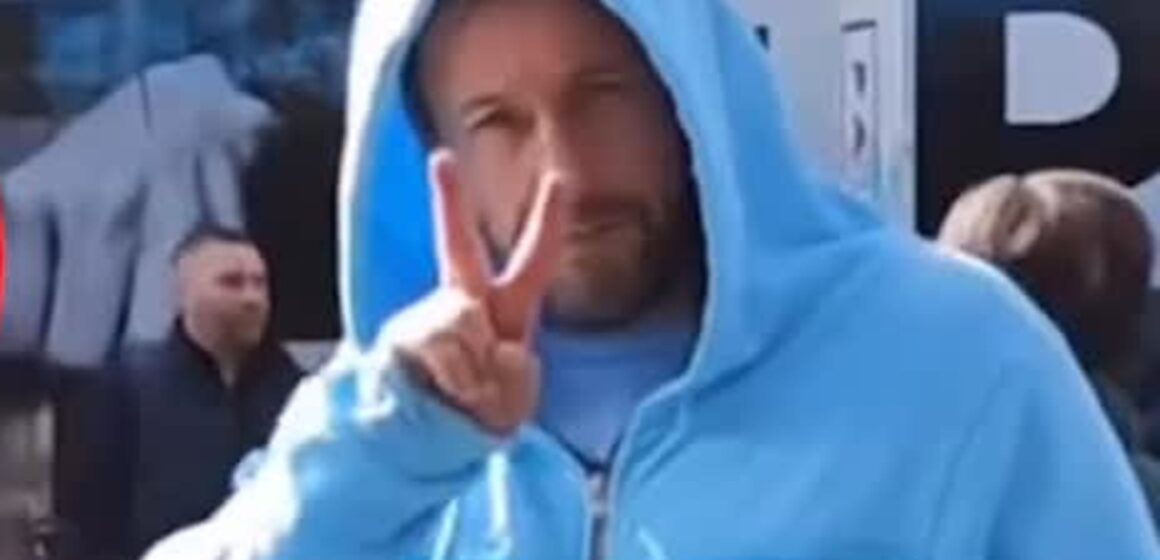 Adam Sandler mantém imagem de humildade como valor central em Hollywood
