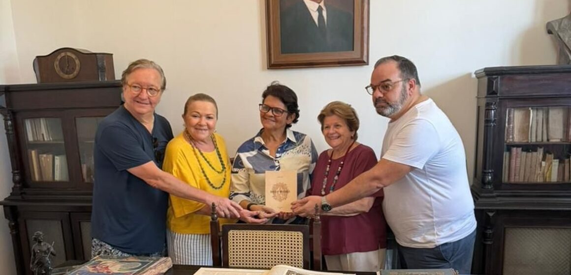 SaveClip.App_626492384_17875104003485642_6738486785585531846_n Família doa biografia histórica do Governador José Malcher para museu em Icoaraci