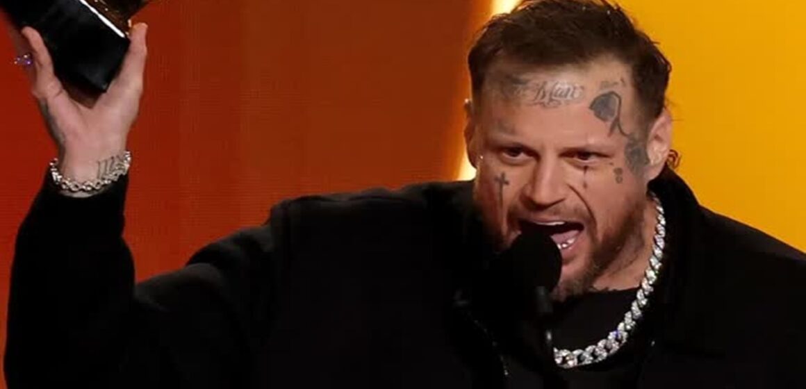 Jelly Roll declara fé em Jesus ao receber Grammy e relata transformação pessoal