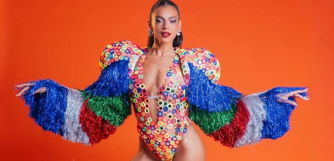 Ex-BBB Alane Dias impressiona com alongamento em ensaio da Grande Rio