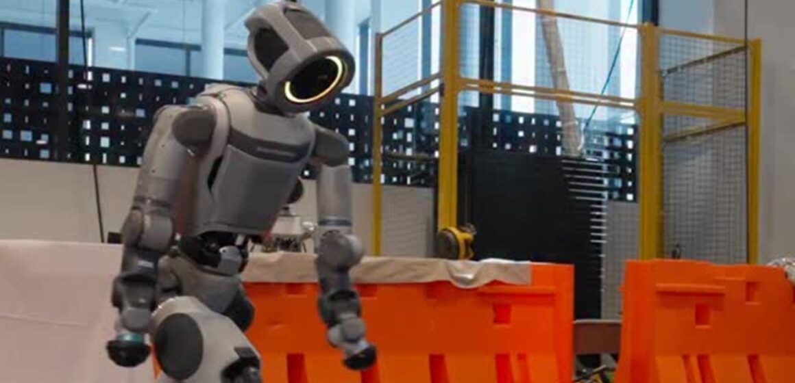 Boston Dynamics apresenta novo robô Atlas com mobilidade total para uso comercial a partir de 2026