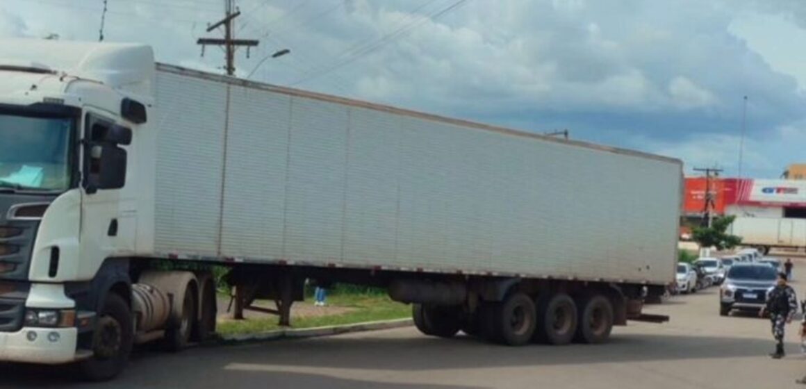 Operação conjunta da PRF e BME apreende grande volume de maconha em caminhão na Transamazônica