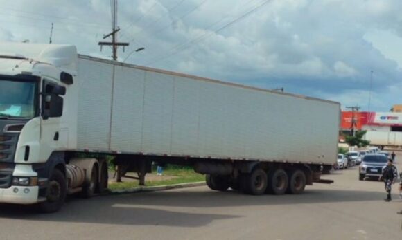 Operação conjunta da PRF e BME apreende grande volume de maconha em caminhão na Transamazônica