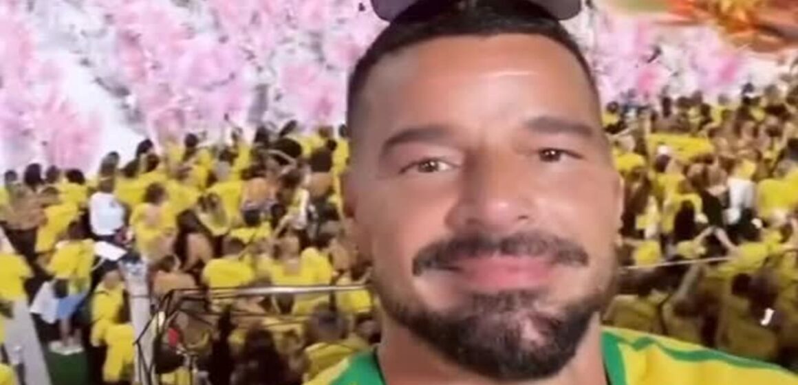 Ricky Martin se encanta com Carnaval do Rio e celebra experiência ‘única’ na Sapucaí