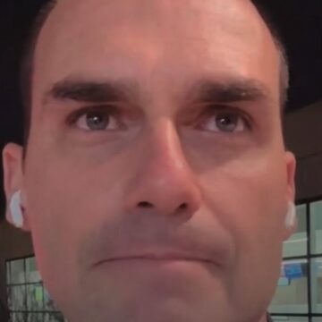 SaveClip.App_632160313_17852513904671851_8539244191180232000_n Eduardo Bolsonaro afirma estar sem salário desde março e rebate críticas sobre uso de dinheiro público
