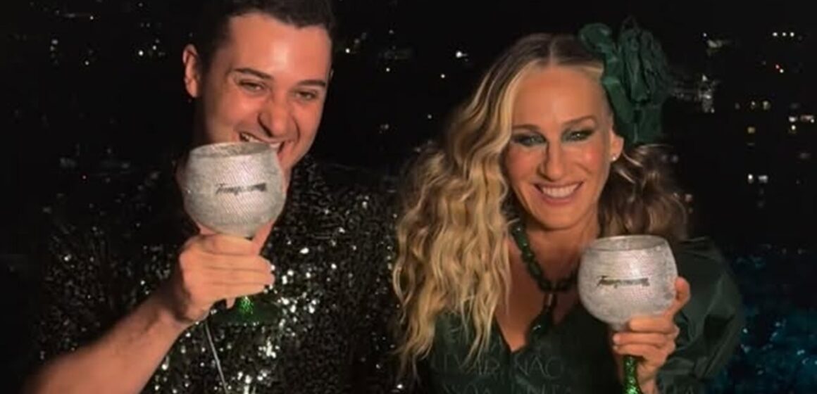 SaveClip.App_632628402_2471001513319135_8329283496285787061_n Sarah Jessica Parker aparece ao lado de Juan Moraes e brilha no Carnaval do Rio com vestido temático