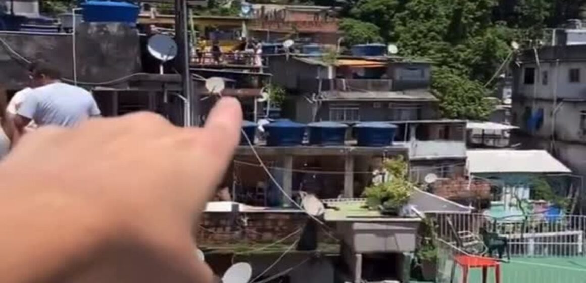Turistas pagam até R$ 200 para gravar vídeos em laje na Rocinha e viralizam nas redes sociais