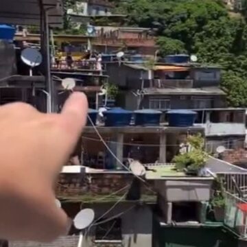 SaveClip.App_639515499_903029182467181_4970456210685990158_n Turistas pagam até R$ 200 para gravar vídeos em laje na Rocinha e viralizam nas redes sociais