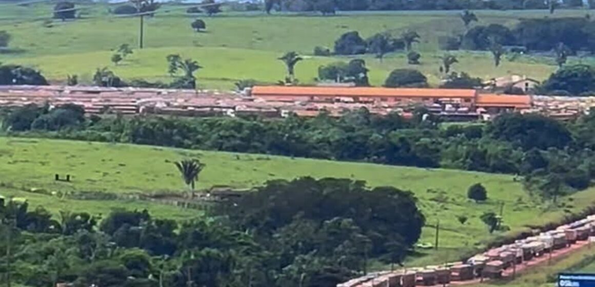 Fila de 25 quilômetros de carretas de soja expõe gargalo logístico no Arco Norte