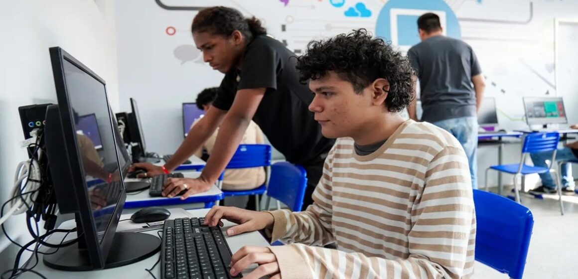 Governo do Pará amplia conectividade em escolas estaduais com antenas Starlink e chromebooks