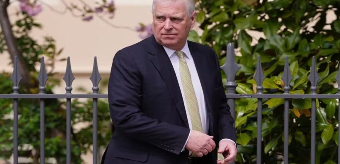 Rei Charles III diz que “lei deve seguir seu curso” após prisão do irmão Andrew