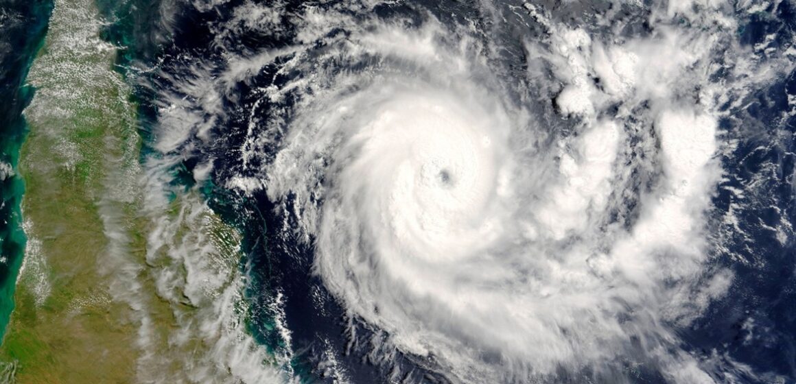 Alerta máximo: ciclone subtropical ameaça oito estados com chuvas extremas e ventos de até 100 km/h