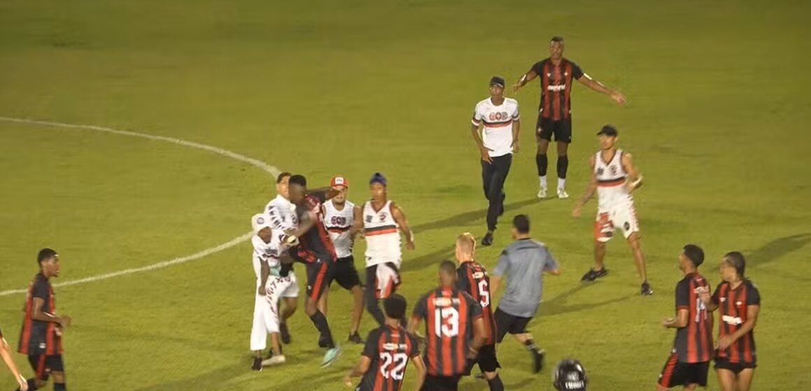 Torcida do Moto Club invade campo, agride jogadores e partida é encerrada no Maranhão
