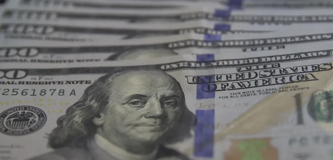 dolar_moeda_0803221205 Dólar recua para R$ 5,15 e Ibovespa bate 191 mil pontos com tarifas dos EUA no radar