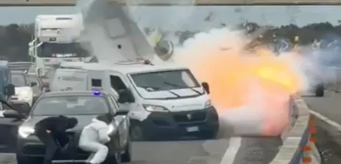 explosao-de-carro-forte-na-italia Grupo armado ataca carro-forte com explosivos em rodovia no sul da Itália