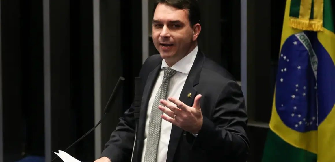 Flávio Bolsonaro anuncia ação no TSE contra “crimes do PT na Sapucaí” após desfile em homenagem a Lula