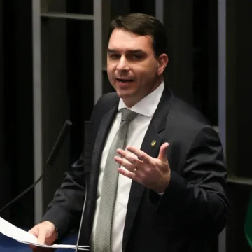 fcpzzb_abr_291020194500 Flávio Bolsonaro anuncia ação no TSE contra “crimes do PT na Sapucaí” após desfile em homenagem a Lula