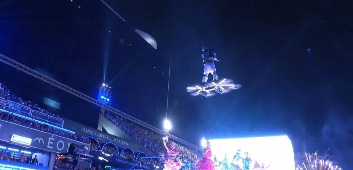 homem-voa-portela Portela inova com drone tripulado e emociona Sapucaí em desfile sobre resistência negra