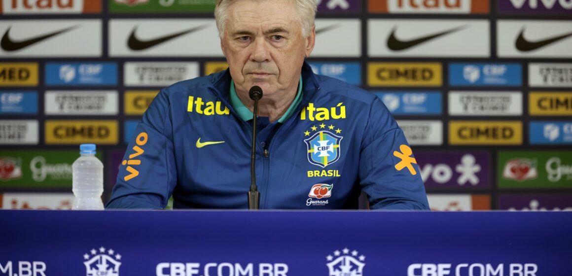 Técnico da seleção Carlo Ancelotti durante entrevista coletiv CBF encaminha renovação com Ancelotti até a Copa do Mundo de 2030