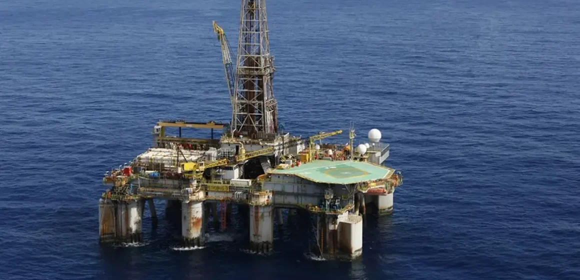 plataforma_semissubmersivel_p-55 Produção brasileira de petróleo atinge recorde histórico em 2025, impulsionada pelo pré-sal