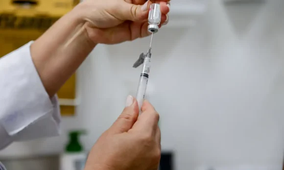 Vacina experimental contra o HIV gera resposta imune com dose única em primatas, aponta estudo