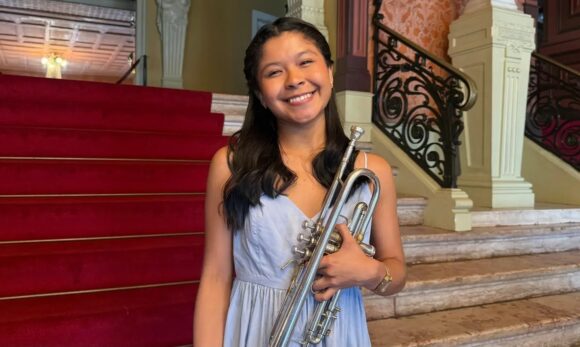 Kamilly Trindade faz história como primeira mulher no naipe de trompetes da Amazônia Jazz Band