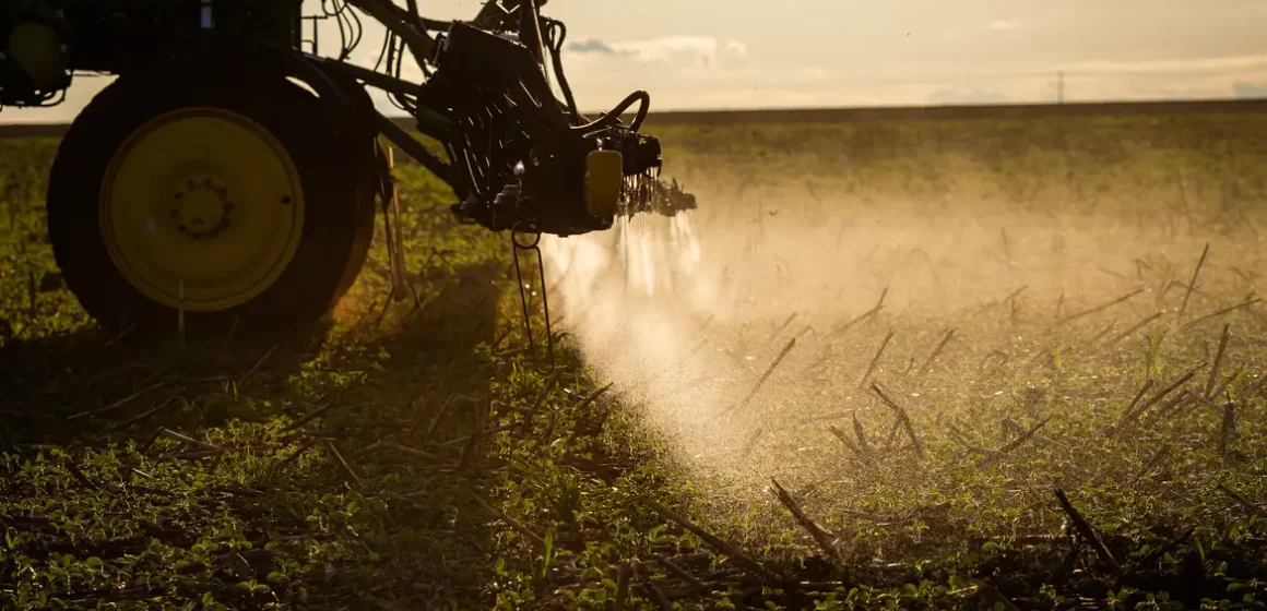 China restringe exportações de fertilizantes e pressiona mercados globais já afetados por guerra