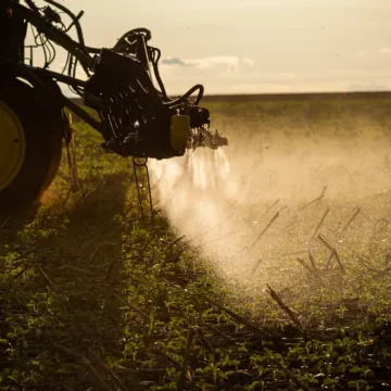 China restringe exportações de fertilizantes e pressiona mercados globais já afetados por guerra