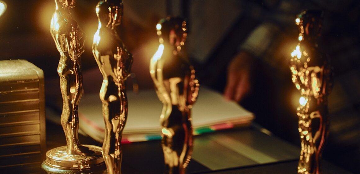 Fabricação da estátua do Oscar leva seis meses e exige banho de ouro em processo artesanal