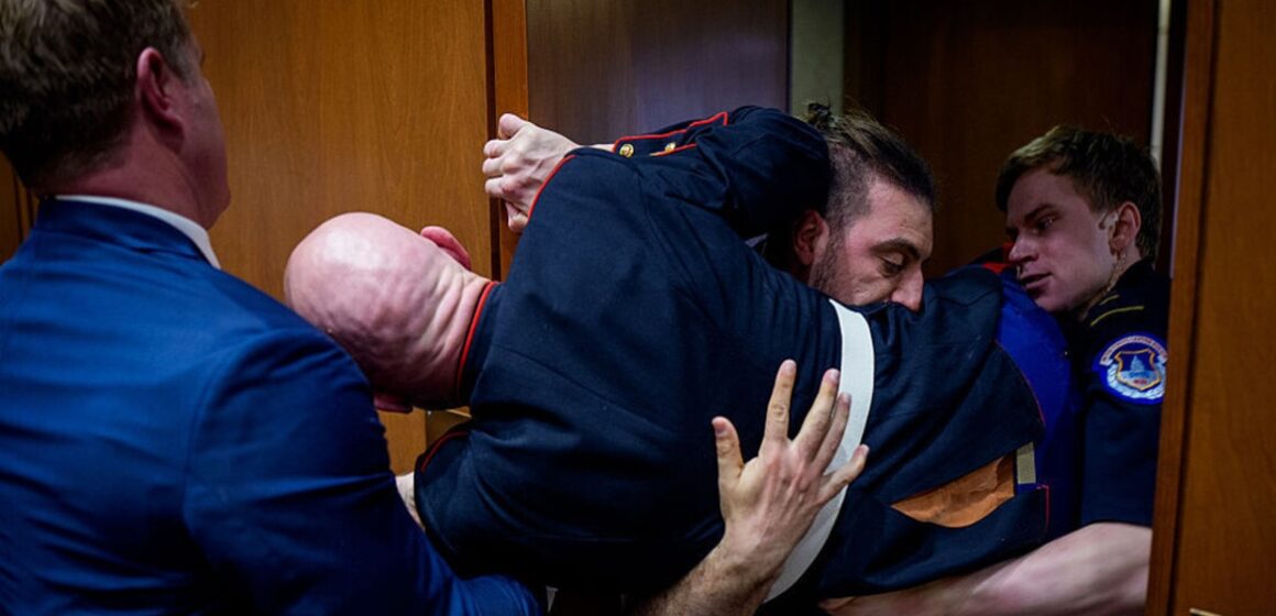 69a8d068c276c67a3b0f9be7 Veterano é expulso de audiência no Senado dos EUA após protesto contra guerra por Israel