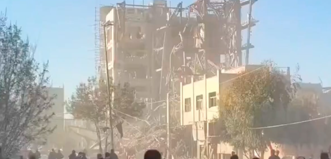Irã lança ataques após sucessão e EUA evacuam embaixada na Arábia Saudita