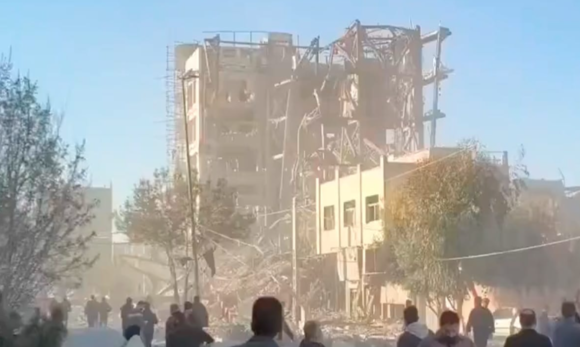 Irã lança ataques após sucessão e EUA evacuam embaixada na Arábia Saudita