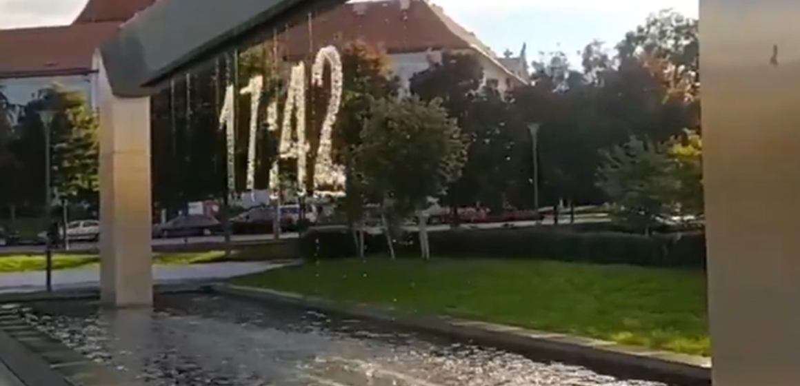 Relógio-chafariz em Brno impressiona turistas com tecnologia e arte