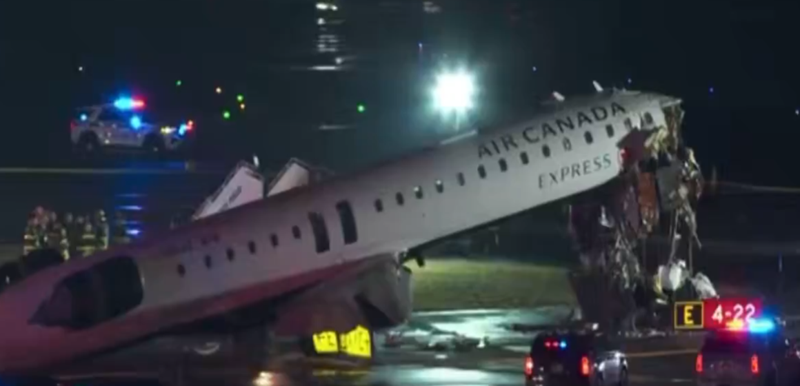 Avião colide com caminhão em aeroporto de Nova York e deixa dois pilotos mortos