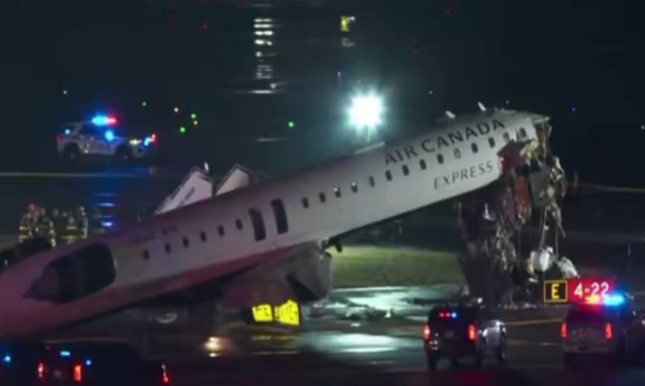 Avião colide com caminhão em aeroporto de Nova York e deixa dois pilotos mortos