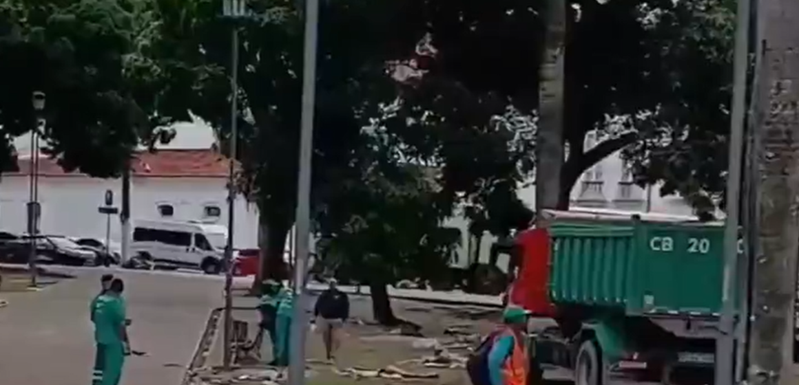 Prefeitura de Belém desocupa e realiza limpeza na Praça Dom Pedro II