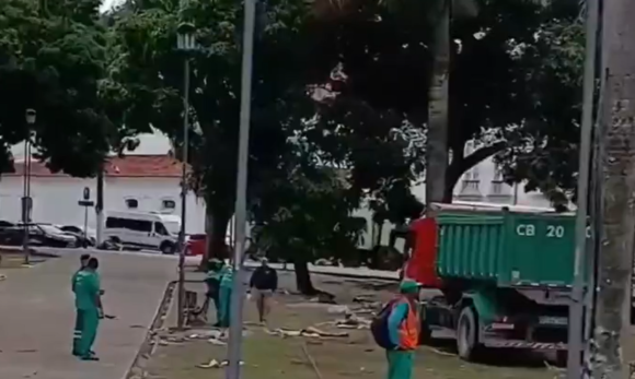 Prefeitura de Belém desocupa e realiza limpeza na Praça Dom Pedro II