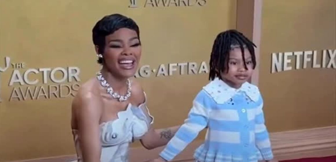 Filha de Teyana Taylor rouba a cena com fofura no tapete vermelho em Los Angeles